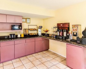 Rodeway Inn & Suites Hwy 290 NW