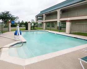 Rodeway Inn & Suites Hwy 290 NW