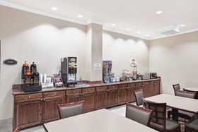 Super 8 by Wyndham IAH West/Greenspoint