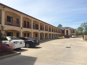 Woodland Inn and Suites