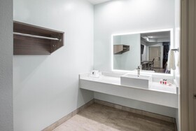 Super 8 by Wyndham Humble/Fallcreek/Houston