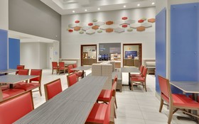 Holiday Inn Express & Suites Irving Conv Ctr - Las Colinas