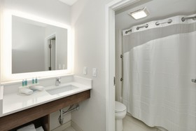 Holiday Inn Express & Suites Irving Conv Ctr - Las Colinas