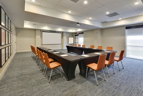 Holiday Inn Express & Suites Irving Conv Ctr - Las Colinas