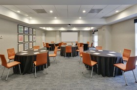 Holiday Inn Express & Suites Irving Conv Ctr - Las Colinas