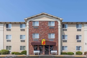 Super 8 by Wyndham Irving DFW Airport/South