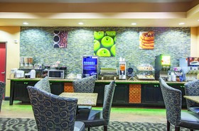 La Quinta Inn & Suites by Wyndham Jacksonville TX
