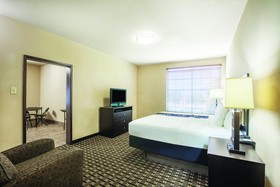 La Quinta Inn & Suites by Wyndham Jacksonville TX