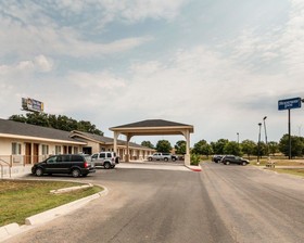 Motel 6 Junction, TX - Llano River