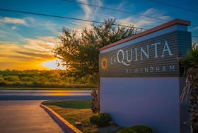 La Quinta Inn & Suites by Wyndham Karnes City - Kenedy