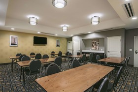 La Quinta Inn & Suites by Wyndham Karnes City - Kenedy