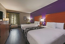 Palacio Royale Inn Signature