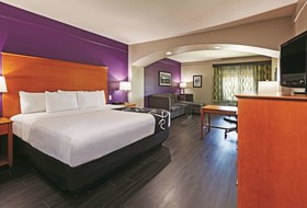 Palacio Royale Inn Signature