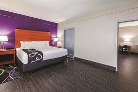 Palacio Royale Inn Signature