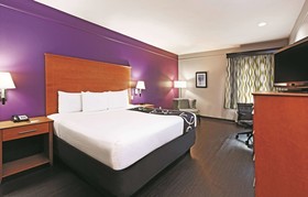 Palacio Royale Inn Signature