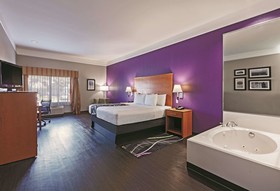 Palacio Royale Inn Signature