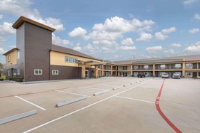 Days Inn and Suites by Wyndham La Porte