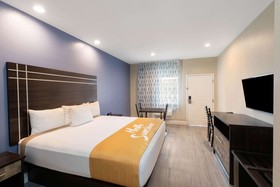 Days Inn and Suites by Wyndham La Porte