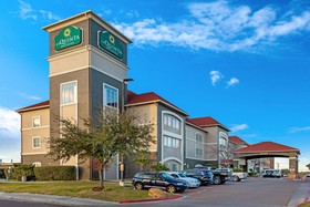 La Quinta Inn & Suites by Wyndham Laredo Airport