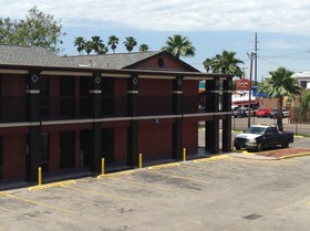 Sky Palace Inn & Suites By Jasper Laredo