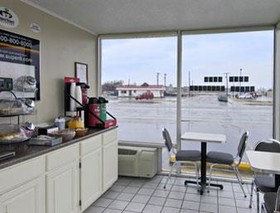 Super 8 by Wyndham Lubbock Civic Center North