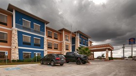 Best Western Plus Lytle Inn & Suites