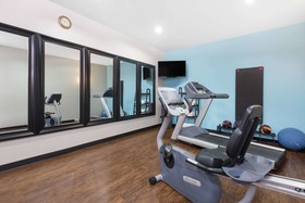 Days Inn & Suites by Wyndham Madisonville