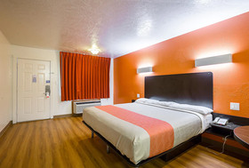 Motel 6 Madisonville