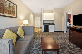 La Quinta Inn & Suites by Wyndham Houston - Magnolia