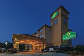 La Quinta Inn & Suites by Wyndham Houston - Magnolia