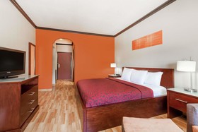 Days Inn & Suites by Wyndham Marquez