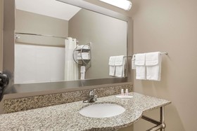 Days Inn & Suites by Wyndham Marquez