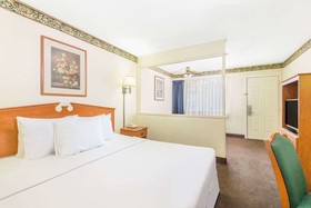 Days Inn & Suites by Wyndham Marshall