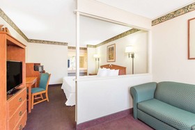 Days Inn & Suites by Wyndham Marshall