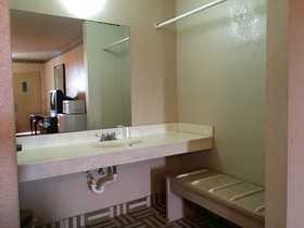Deluxe Inn Airport