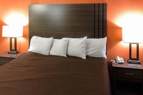 Econo Lodge Inn & Suites