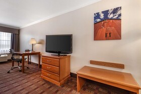 Best Western Club House Inn & Suites