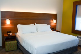 Holiday Inn Express & Suites New Boston