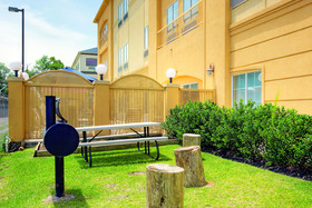 La Quinta Inn & Suites by Wyndham Houston New Caney