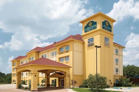 La Quinta Inn & Suites by Wyndham Fort Worth NE Mall
