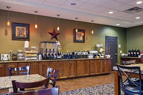 La Quinta Inn & Suites by Wyndham Fort Worth NE Mall