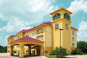 La Quinta Inn & Suites by Wyndham Fort Worth NE Mall