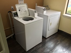 Days Inn & Suites by Wyndham Pasadena