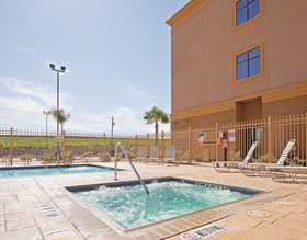 La Quinta Inn & Suites by Wyndham Pasadena North