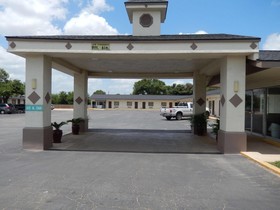 Pearsall Executive Inn And Suites
