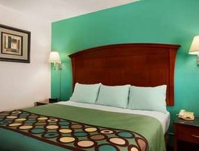 Super 8 by Wyndham Pleasanton