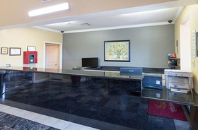Econo Lodge & Suites