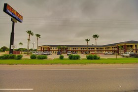 Deluxe Inn & Suites Raymondville