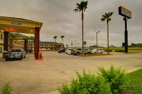 Deluxe Inn & Suites Raymondville