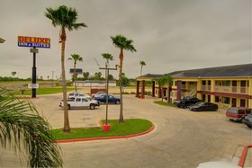 Deluxe Inn & Suites Raymondville